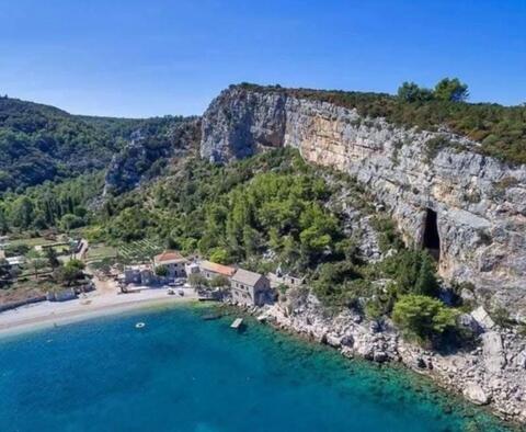 fantasztikus telek mindössze 45 méterre a strandtól, Hvar, eladó 