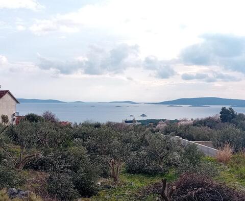 Städtisches Grundstück in der Gegend von Trogir, mit Meerblick, zu verkaufen 