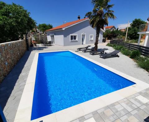 Rez-de-chaussée avec piscine à Krk, dans le village de Garica, à vendre 