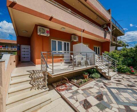 Appartement au rez-de-chaussée, Kastela, à 80m de la mer, à vendre 