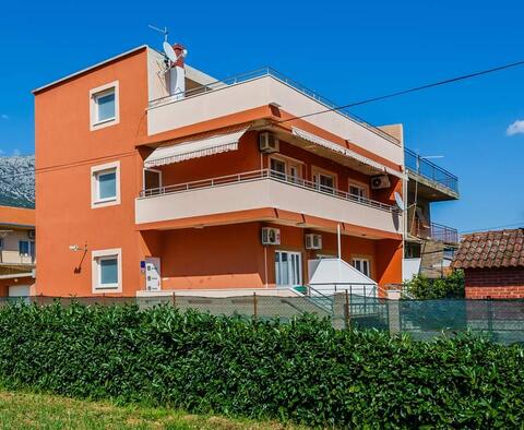 Appartement à rénover à Kastela, à 80 m de la mer, à vendre 