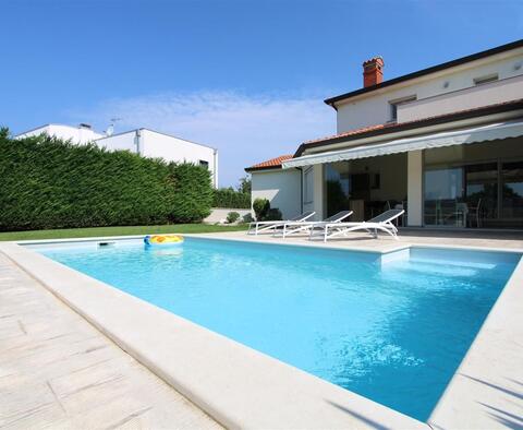  Villa moderne à vendre près de la mer et de la ville de Porec 