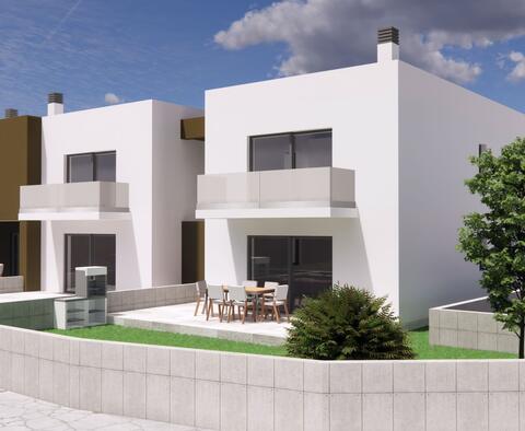 Appartement au rez-de-chaussée avec jardin à 2,5 km de la mer à Porec, à vendre 