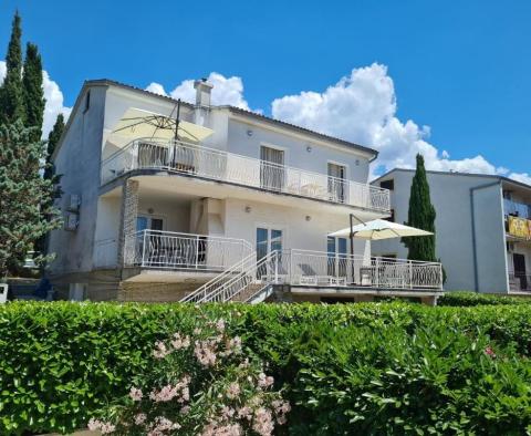 Maison de vacances indépendante à 120 m de la mer à Dramalj, à vendre 