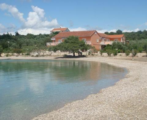 Wyjątkowy budynek położony nad brzegiem morza na półwyspie Peljesac, tuż przy cudownej plaży! 