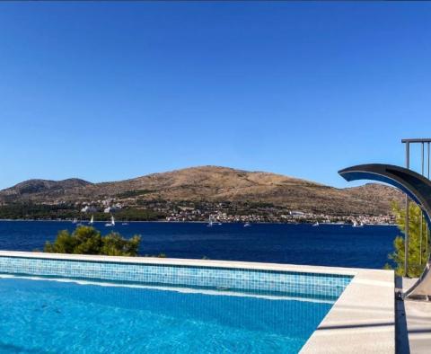 Villa moderne exceptionnelle au bord de l'eau avec piscine à débordement dans la nouvelle communauté de Ciovo 