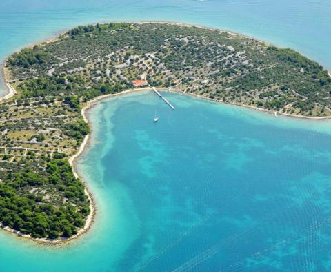 Einmalige Gelegenheit, 31.500 m² zu kaufen. Grundstück auf der Insel in der Nähe des Naturparks Kornati mit einem funktionierenden Restaurant und einem Yachthafen 