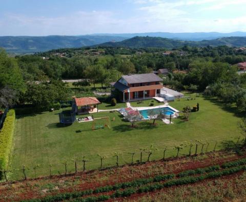 Merveilleuse villa avec piscine à Karojba cca. A 6-7 km de la mer sur 3500 m². de terre 