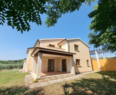 Second part of double house for sale in Kaštelir 