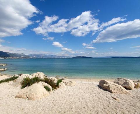 Grande propriété d'investissement en première ligne de mer à Kastel Stafilic avec accès direct à la plage de galets 