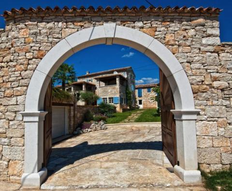 Beau domaine de deux villas en pierre rénovées avec piscine à Tinjan 