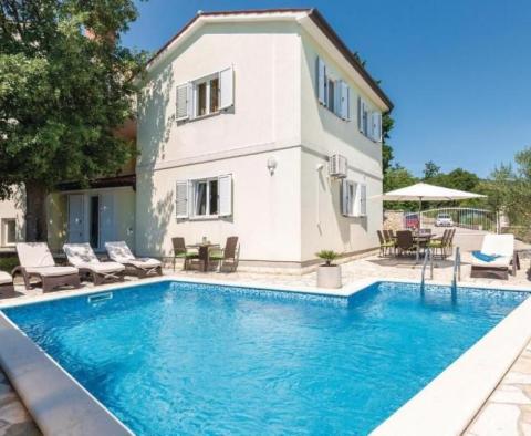 Schöne Villa zum Verkauf mit Swimmingpool und Meerblick in der Gegend von Rabac, 500 m vom Meer entfernt 