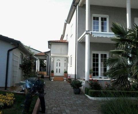 House of 3 apartments in Umag for sale, cca. 2,5 km from the sea 