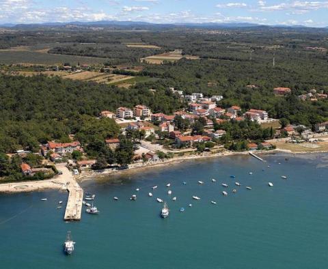 Terrain urbanisé à seulement 300 mètres de la mer à Karigador 