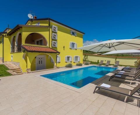 Propriété avec 3 appartements et piscine à vendre à Mušalež, Poreč 