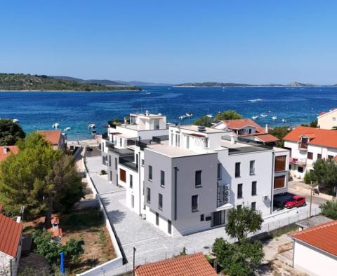 Luxuriöses Penthouse in der Gegend von Vodice in erster Meereslinie am Strand 