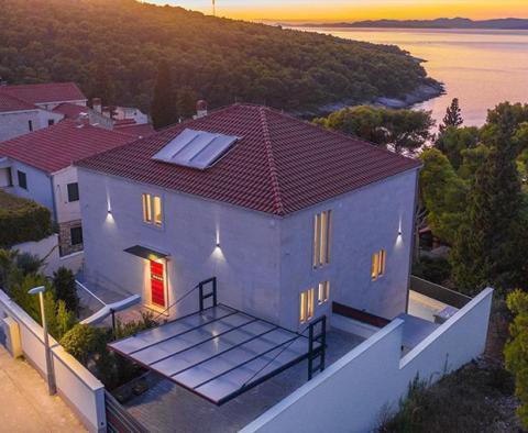 Superbe villa à Postira sur Brac avec place de bateau, à seulement 100 mètres du port de plaisance 