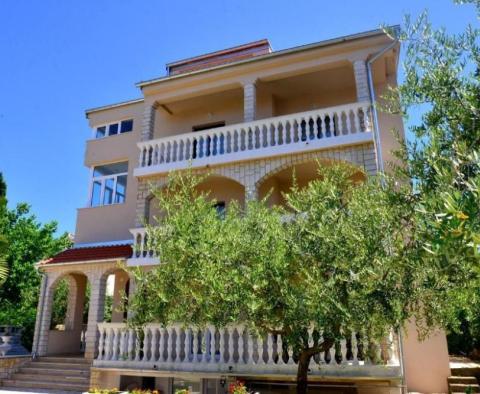 Apartment house with 9 bedrooms and a sea view in Malinska, for sale 