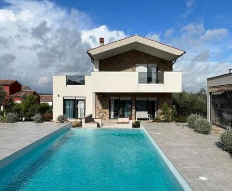 Unexpectedly modern villa in Marčana with swimming pool 