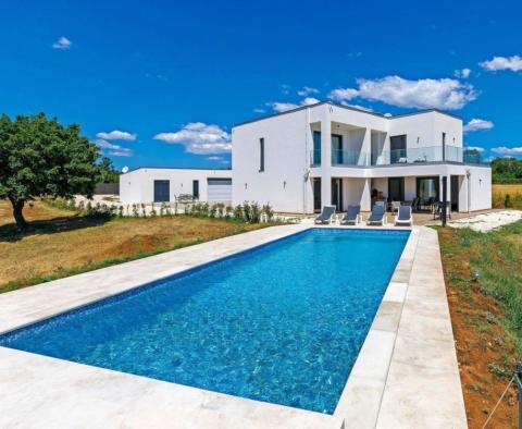 Impressionnante villa moderne à Marčana sur plus de 2 ha de terrain ! 