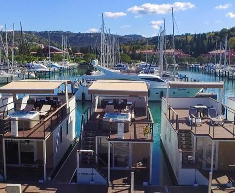 Maison flottante unique directement sur l&#39;eau avec vue sur la mer et le port de plaisance de Pula, Veruda ! 