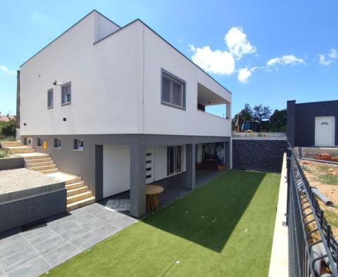 Moderní rodinná vila 240 m2 na pozemku 1553 m2 