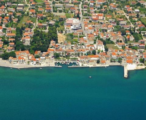 Attraktives Grundstück zum Verkauf in Kastel Kambelovac mit Meerblick und gültiger Baugenehmigung 