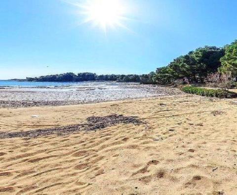 Terrain constructible pieds dans l'eau à des fins touristiques et de restauration sur l'île de Vir 