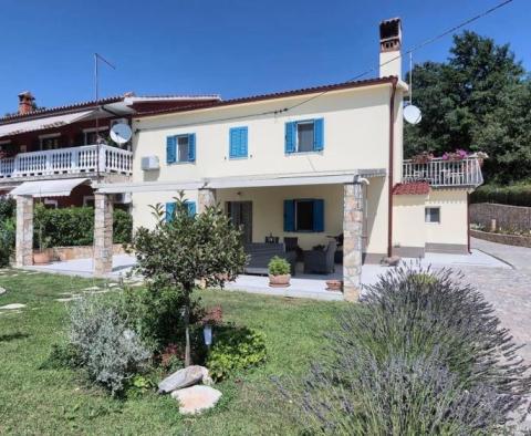 Villa traditionnelle à vendre à Kršan à 5 km de la mer 