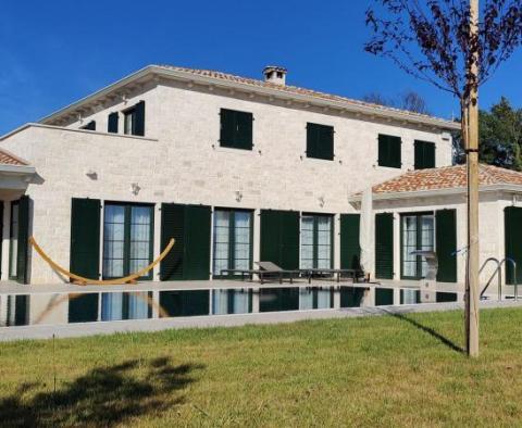 Eine wunderschöne neue Steinvilla mit Meerblick in der Gegend von Porec in der neuen Toskana 