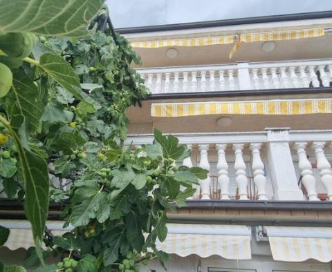 Haus mit drei Wohnungen in Novi Vinodolski mit Meerblick, 600 Meter vom Meer entfernt 