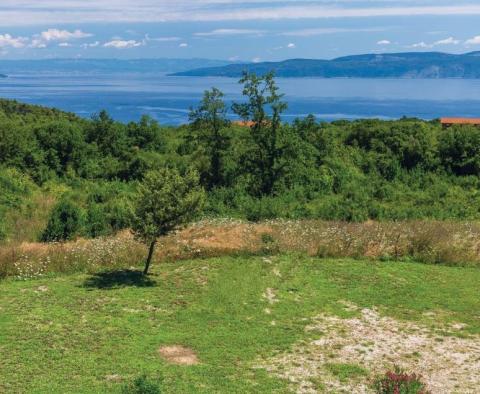 Städtisches Grundstück in der Gegend von Rabac mit Meerblick 