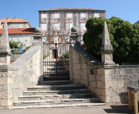 Manoir en pierre à 20 mètres de la mer à Orebic 