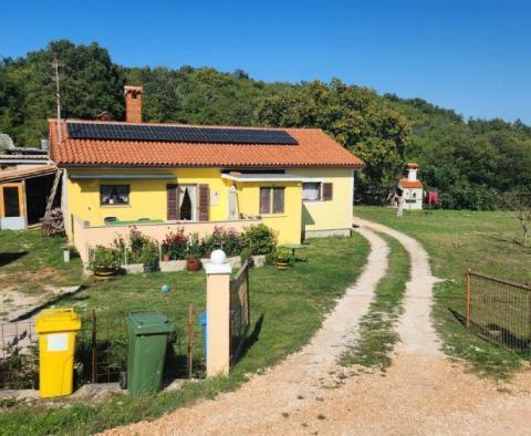 Haus im Raum Labin mit Sonnenkollektoren, 9300 qm. Land- und Meerblick 