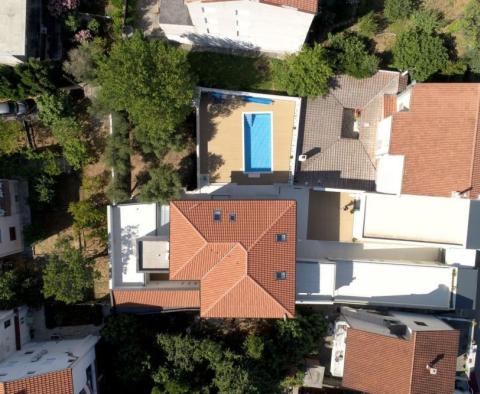 Apart-villa of 5 apartments first row to the sea in Selce 