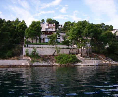 Magnifique villa de style Saint-Jean-Cap-Ferrat en bord de mer avec piscine et possibilité d'amarrage ! 