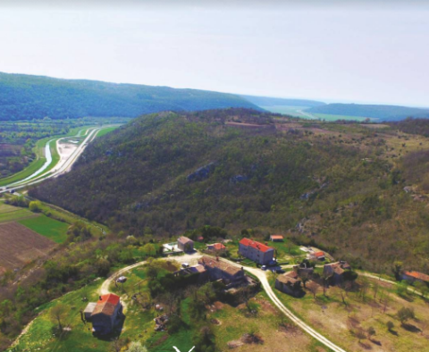 Jedinečná nemovitost na prodej v Grožnjan na pozemku 114.440 m2 