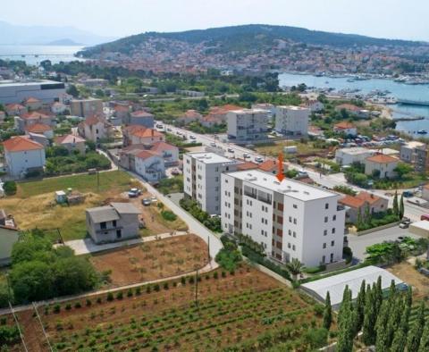 Neuer außergewöhnlicher Apartmentkomplex in der Gegend von Trogir – niedrige Preise! 