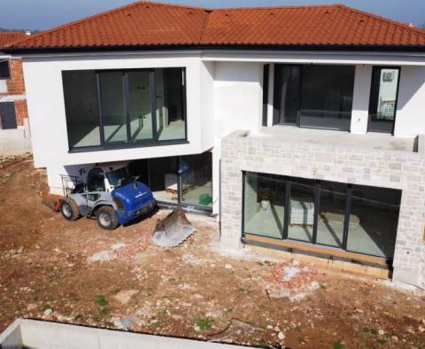 Moderne Villa im Bau in der Gegend von Porec, traditionelles Design 