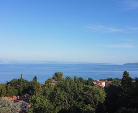 Terrain avec vue mer et projet de 3 appartements à Opatija, quartier Opric 