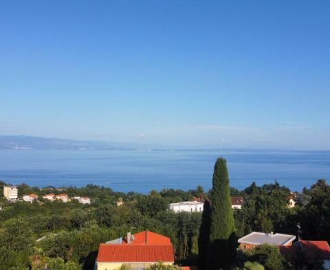 Terrain avec une belle vue sur la mer à Opric sur Opatija 