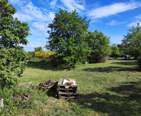 Atraktivní stavební pozemek ve Vinkuran, 700-800 metrů od moře 