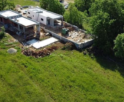 Villa im Bau in Svetvinčenat - zwei ähnliche Villen zum Verkauf in der Nähe 