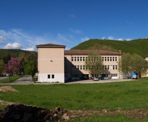 Solid commercial building in Raša, between Pula and Labin 