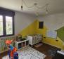 Renoviertes Familienapartmenthaus in ruhiger Lage in Pula, zu verkaufen - foto 26