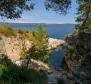 Schönes Anwesen am Wasser auf einer kleinen Insel in der Nähe von Split auf 8414 m2 - eine völlig isolierte Halbinsel wird Ihnen gehören, mit einem Liegeplatz für ein Boot! - foto 6