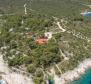 Schönes Anwesen am Wasser auf einer kleinen Insel in der Nähe von Split auf 8414 m2 - eine völlig isolierte Halbinsel wird Ihnen gehören, mit einem Liegeplatz für ein Boot! 