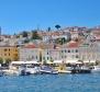 Luksusowe apartamenty w odnowionej starej willi w pierwszej linii do morza w Mali Losinj 