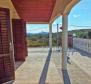 Haus mit drei Wohnungen mit Garage, Terrasse und teilweisem Meerblick in der Gegend von Rogoznica - foto 16