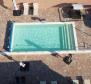 Элегантная вилла с бассейном на продажу в Свети Петар, всего в 90 метрах от моря - фото 6